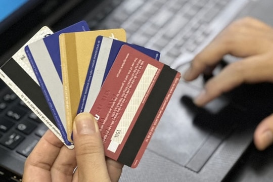 Dụ dỗ học sinh, sinh viên "không cần làm gì vẫn có tiền"