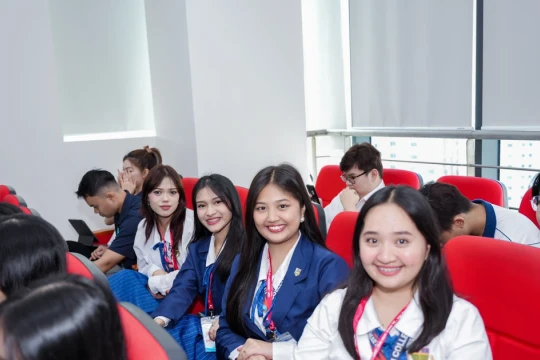 Sinh viên quốc tế bàn chuyện phát triển bền vững tại diễn đàn Lãnh đạo trẻ