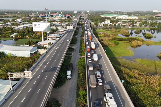 CSGT dùng 'xe hóa trang' ghi hình vi phạm trên cao tốc TP HCM - Cần Thơ