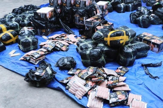 Hai ô tô bán tải 'lộ' hơn 2,3 tấn xúc xích không rõ nguồn gốc khi bị kiểm tra