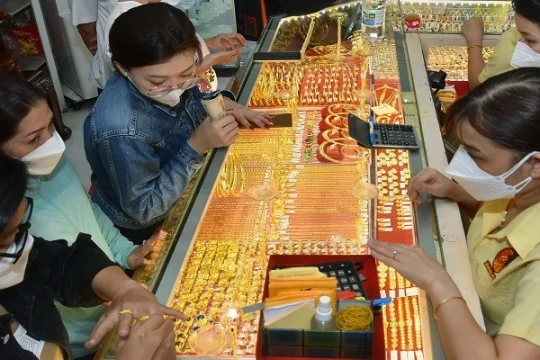Giá vàng hôm nay 20/3: Giảm mạnh 7 triệu 500 nghìn đồng/lượng