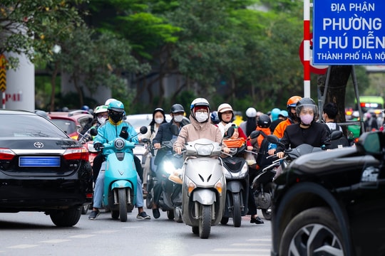 Ảnh: Xe máy nối đuôi nhau, rồng rắn đi ngược chiều ở Hà Nội