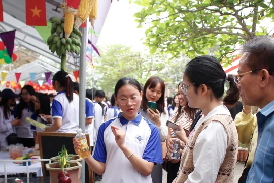 Sôi nổi hoạt động trải nghiệm STEM 'Sắc màu cuộc sống'