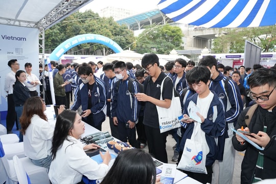 Sinh viên ngành công nghệ hào hứng thể hiện năng lực trước nhiều doanh nghiệp
