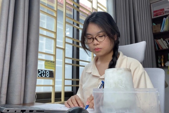 Nữ sinh gây chú ý bởi phương pháp học “chờ đồ vật rã đông”