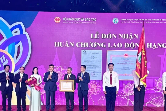 Trường Đại học Sư phạm Thể dục Thể thao TPHCM đón Huân chương Lao động hạng Ba