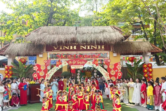 Rộn ràng 'Hội chợ trường học' đậm sắc màu Cố đô tại TP Huế