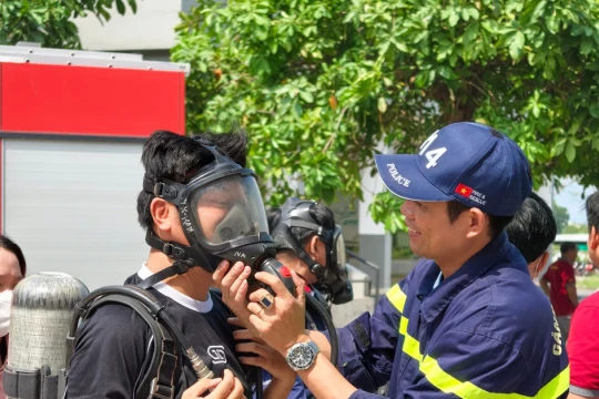 Sinh viên Cần Thơ trải nghiệm phòng cháy, thoát nạn