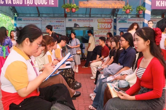 Trường ĐH Cửu Long đón hơn 7.000 học sinh tham quan, trải nghiệm và hướng nghiệp