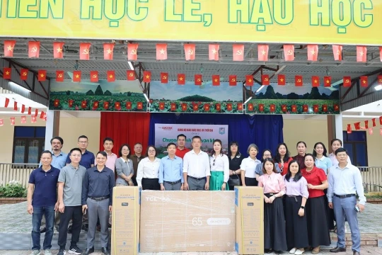 Báo Giáo dục và Thời đại 'Dân vận khéo', trao quà tại Trường THCS Mai Châu