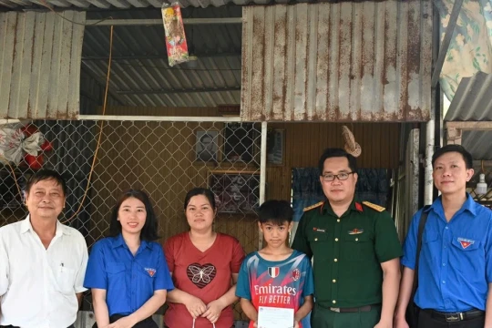 Nhiều phần quà ý nghĩa trao tặng học sinh khó khăn trong Tháng Thanh niên