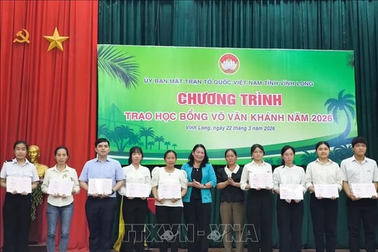 Trao học bổng Võ Văn Khánh cho học sinh, sinh viên vượt khó