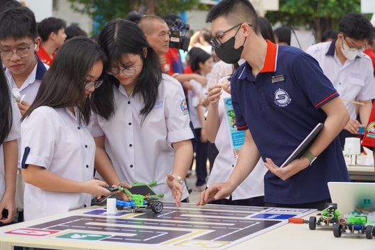 Căn cứ nào để xin chuyển từ chuyên viên sang làm giáo viên?