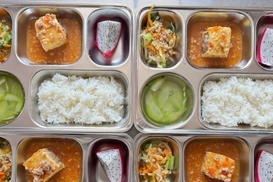 Nhà trường lên tiếng về suất ăn học sinh bị 'phốt' ở Đắk Lắk