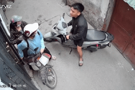 Nam thanh niên tạt đầu xe, tát tới tấp cô gái trẻ trong ngõ Hà Nội: Hé lộ mối quan hệ giữa hai bên khiến nhiều người ngỡ ngàng