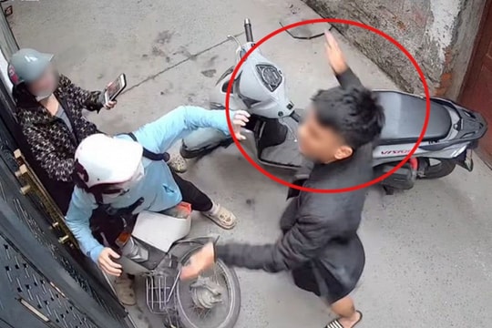 Bức xúc clip nam thanh niên chặn đánh 2 phụ nữ trong ngõ ở Hà Nội: Công an thông tin bất ngờ