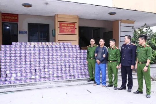 Vận chuyển hơn 700 kg pháo 'ngụy trang' dưới 60 tấn sắn khô