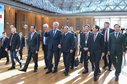 Thủ tướng thăm tập đoàn khí đốt hàng đầu của Nga, kêu gọi đầu tư khí LNG