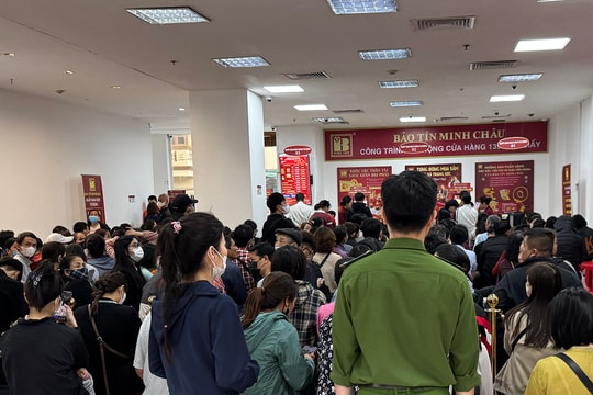Tiệm vàng ồ ạt 'xả hàng', cho mua thoải mái khi giá chênh tới gần 30 triệu/lượng