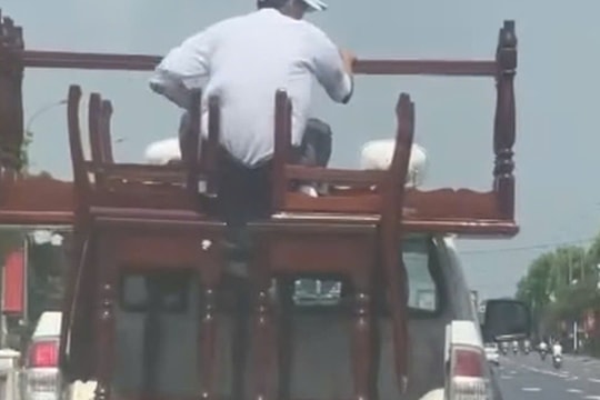 Công an TP Huế thông tin vụ "xe bán tải biển xanh chở người "đánh đu" phía sau thùng"