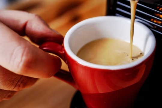 Cảnh báo cho bất kỳ ai uống cà phê trước 9 giờ sáng