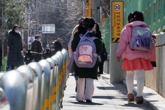 Cha mẹ có bằng tiến sĩ chi gấp đôi cho học thêm so với người chỉ tốt nghiệp THPT