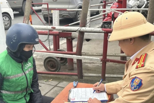 Đề xuất tạm ngừng xuất cảnh với người chây ì nộp phạt vi phạm hành chính