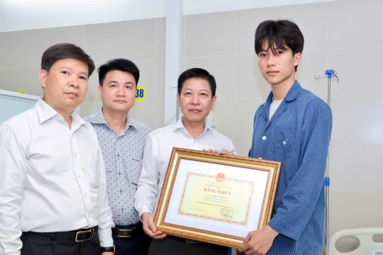 Quyền Bộ trưởng Bộ GD&ĐT tặng Bằng khen cho sinh viên dũng cảm cứu người