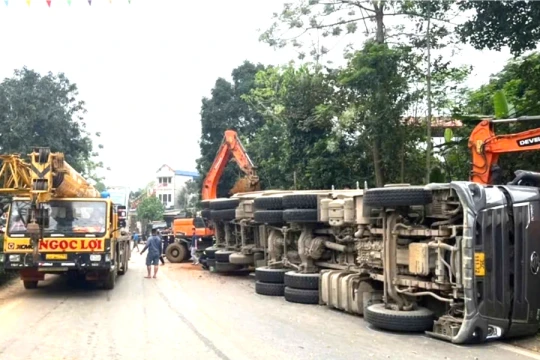 Xe tải chở đất lật đè ô tô, xe máy khiến 2 người tử vong