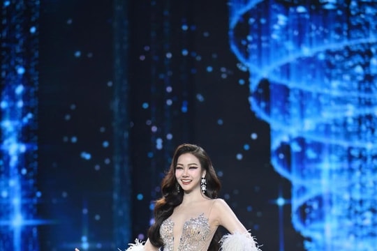 Thí sinh Miss Grand Thái Lan gặp sự cố rơi răng giả