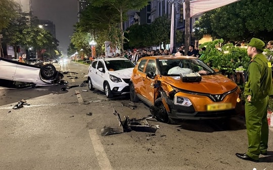 Hà Nội: Tài xế xe Lexus ngủ gật, gây tai nạn liên hoàn, 2 người bị thương