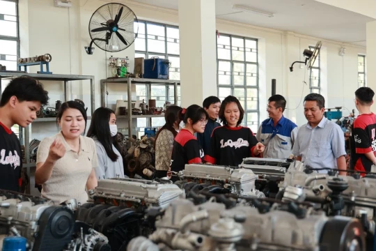 Đưa nhà máy vào giảng đường: Sinh viên được học thật, làm thật