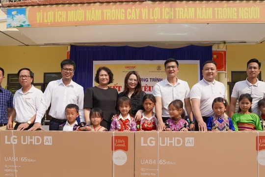 Báo GD&TĐ cùng nhà tài trợ trao tặng hàng trăm suất quà tới học sinh Mường Lý