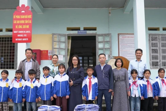 Trao tặng gần 300 áo ấm cho học sinh khó khăn ở Tân Uyên