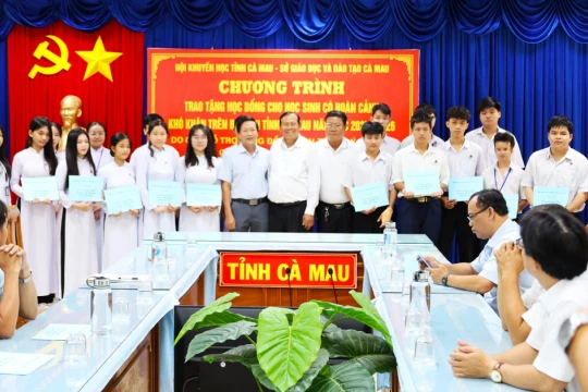 Trao tặng 135 suất học bổng Đinh Thiện Lý cho học sinh Cà Mau
