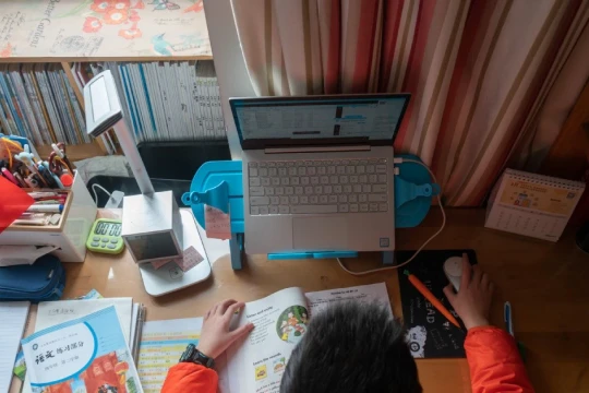 Phụ huynh Trung Quốc 'nhờ' AI kèm con học