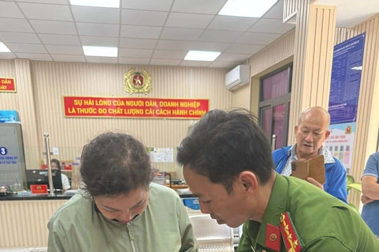 Bỏ quên túi xách chứa gần 10 chỉ vàng và kim cương trên taxi, người phụ nữ nhận lại "phép màu" trị giá hơn 3 tỷ đồng