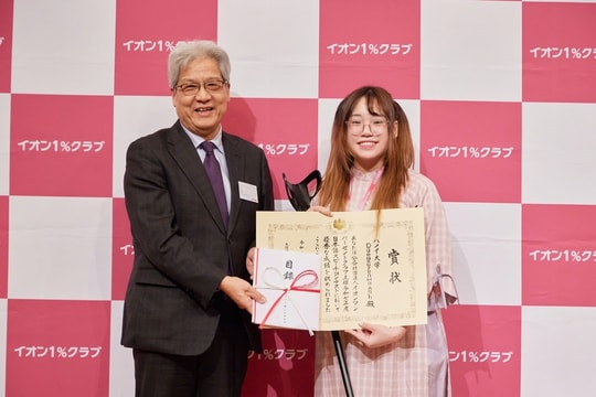 Bị ung thư xương phải cắt cụt chi năm 15 tuổi, nữ sinh vì mẹ mà "tái sinh"