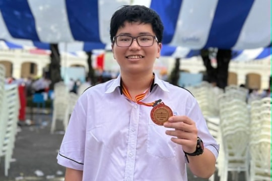 Nam sinh chuyên Toán đạt điểm SAT cao nhất thế giới, 8.0 IELTS