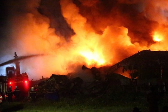 Hiện trường vụ cháy kho xưởng gần Bệnh viện K Tân Triều: Lửa bao trùm trong đêm, chữa cháy suốt nhiều giờ