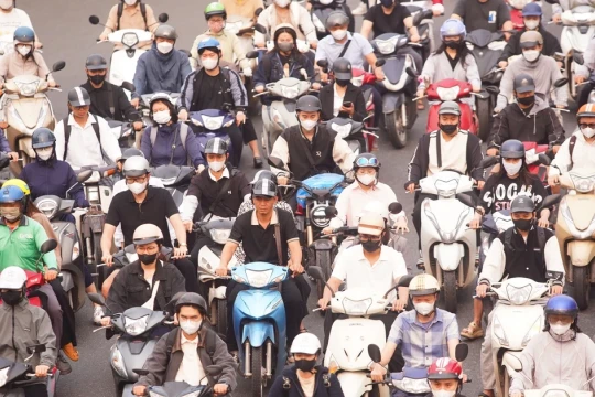 Đường phố Hà Nội ùn tắc khắp nơi sáng đầu tuần