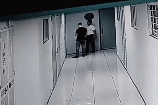 Phẫn nộ clip chủ siêu thị lao lên căn hộ chung cư chửi bới 2 cụ bà ở Hà Nội: Công an vào cuộc