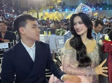 Loạt hành động ‘cưng xỉu’ của bạn trai Hoa hậu Ý Nhi đập tan tin đồn chia tay