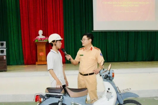 Tuyên truyền pháp luật cho học sinh đảo Cô Tô khi tham gia giao thông