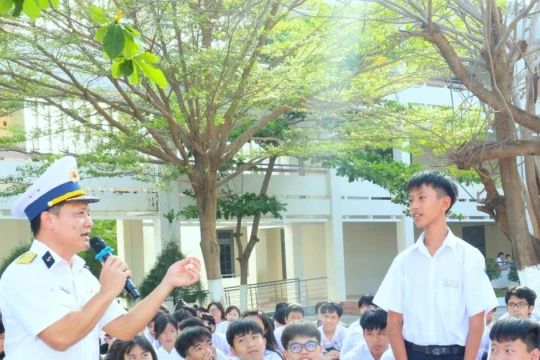 Tuyên truyền biển, đảo Việt Nam cho hơn 1.000 giáo viên, học sinh tại Khánh Hòa