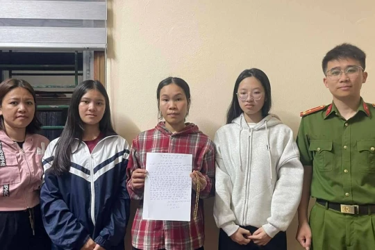 Nhặt được dây vàng trị giá gần 80 triệu đồng, 2 nữ sinh tìm người trả lại