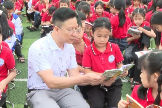 'Chuyến xe Thư viện lưu động' đưa sách đến gần với học sinh nông thôn
