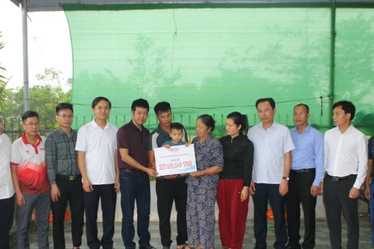 Trao hơn 207 triệu đồng đến với bé 3 tuổi mất đôi chân sau biến cố thương tâm
