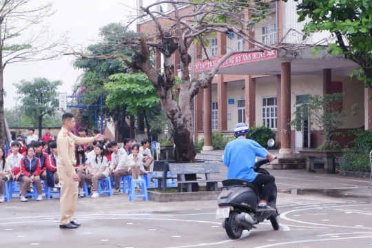 Hướng dẫn kỹ năng lái xe an toàn cho hơn 1.000 học sinh