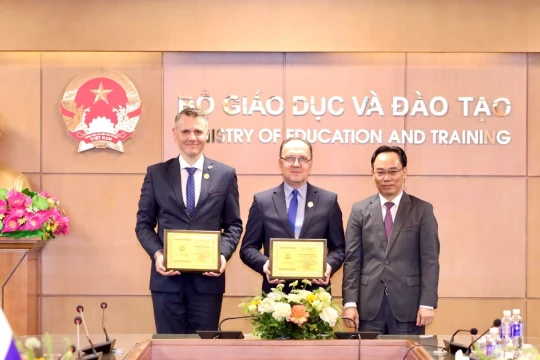 Bộ GD&ĐT trao Kỷ niệm chương 'Vì sự nghiệp giáo dục' cho 5 cán bộ Liên bang Nga